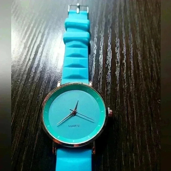 Accessories - Women's quartz watch with silicone band